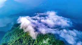 Timelapse shows sea of clouds flowing through stunning mountain range in China