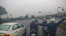 Amusing scene as moped rider starts dancing at traffic lights in Taiwan