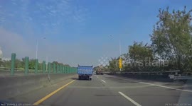 Close Call: Truck driver loses small pallets on highway and almost causes a crash! (Dashcam Video)