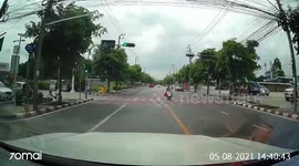 Quick-thinking driver dodges fallen motorcycle rider