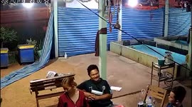 Brazen thief steals handbag as family sits for dinner