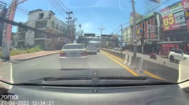 Kind driver rescues lost kitten stuck on busy road in Thailand