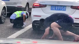 Police officer and motorist rescue stray kitten hiding in vehicle's wheel