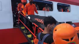 evacuated the bodies of two victims of a sinking ship in the Makassar strait, South Sulawesi, Indonesia.