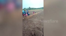 Hundreds of Burmese refugees flee to Thailand border after Myanmar military attack