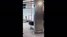 UK: Passengers Queue Up At Heathrow Airport After More Flight Cancellations 2