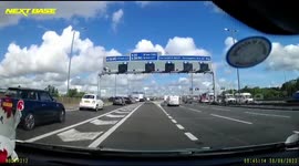 Moronic motorway driver almost takes out driver in dangerous lane change