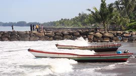 Bad Weather, West Sumatra Hit by High Waves and Rising Tides