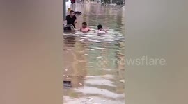 Kind-hearted Chinese residents rescue man trapped in flooding car