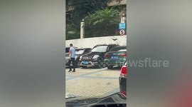 Motorist in hysterics watching cat's hilarious attempts to jump on wall