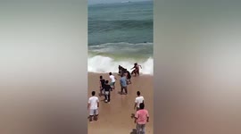 Police officer saves 4-year-old girl washed away by huge waves in China
