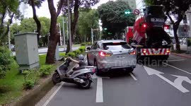 Driver suddenly changes lanes knocking over motorcycle rider in Taiwan