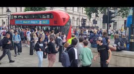 Crowds boos Boris Johnson outside 10 Downing street