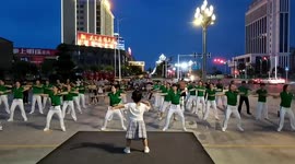 Talented girl, 5, leads dozens of women in square dance in China