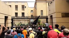 Sri Lanka: Protesters Storm Presidential Secretariat In Colombo