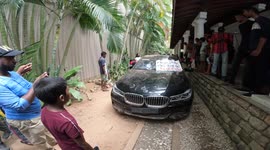 Sri Lankans occupy president's official residence