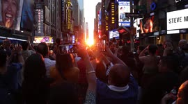 Crowds gather in New York City streets for “Manhattanhenge” viewing