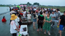 Chinese vendors set up stalls on riverside to ease high temperatures in China