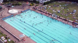 UK heatwave: Drone footage of hundreds hitting outdoor lido in Cheltenham
