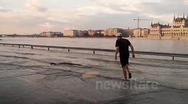 Budapest is flooded! Surfing in the Danube!