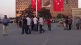 taksim meydaninda kipirdamadan duran adam