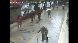 女孩跪地喂老人吃米线监控曝光 非作秀获奖1万元