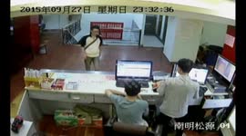 游戏充值出了错 竟然挥刀砍网管