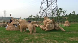 Farmers use straw to weave animal models