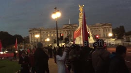 Excited Chinese people wait for Xi Jinping outside Buckingham Palace