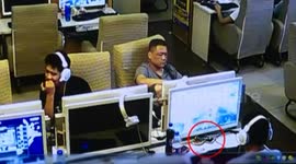 Sly thief appears to use wire and hook to steal iPhones from internet cafe
