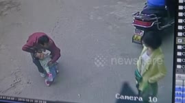男子幼儿园门口抢小孩 被发现后逃走 警方已介入