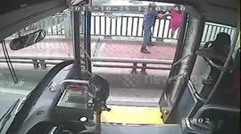 Bus Driver and passengers stop suicide on Yangtze River Bridge