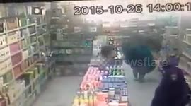 Earthquake in Pakistan watch inside super mart grocery store.
