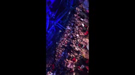 Fans trying to cheer Justin back on to the stage in oslo 29/10