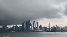 Dark, doom-like cloud looms over Manhattan as thunderstorms move in