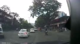 Brave student leaps onto fleeing cellphone snatcher's motorbike during tense chase
