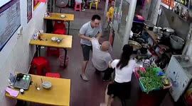 Quick-thinking customer catches fainting elderly man in Chinese restaurant