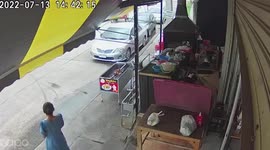 Monitor lizard rampages into shop in Thailand