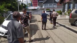 Monitor lizard entered the bank yard and crawled near the ATM, panicking Indonesian customers (1)