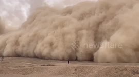 Giant wall of sand shrouds city in northwestern China