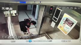 Residents forced to use stairs after elderly woman blocks elevator doors with hand fan