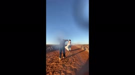 Fotógrafo usa avião para jogar água com avião  sobre o casal durante uma sessão de fotos e no final forma um lindo arco íris com fotos incríveis.
