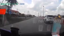 Quick-thinking river dodges falling bundle of steel rods on road in Thailand