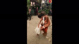 Toddler has adorable reaction to violinist's performance in Australia