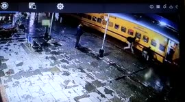 Brave cops save man who slipped while de-boarding moving train in western India