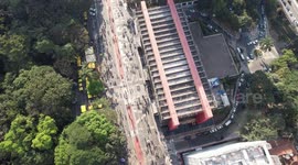 Every Sunday, Avenida Paulista, in the city of São Paulo, is closed for the exclusive use of pedestrians. Who enjoy a long walk with their families. The MASP (São Paulo Assis Chateaubriand Art Museum) can be seen.