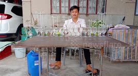 Music teacher uses glasses filled with water to give awesome school lessons