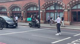 Bizarre moment juggler begins act in front of cars waiting at traffic lights in central London