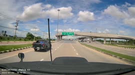 Metal sheet from pickup truck flies into vehicles on road below