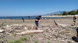 Italy: Garigliano river mouth, Volunteers of the Plastic Free association